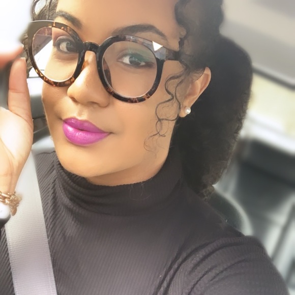 MEET YOUR POSHER ✨ - Picture 4 of 4